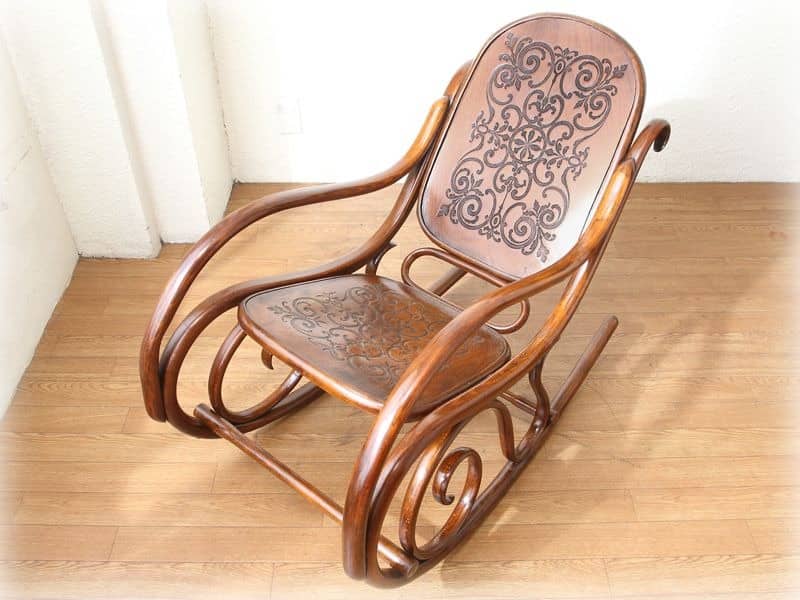 تصویر 4 از صندلی چوبی گهواره ای نشیمن پهن هماهنگ با دکور خانه